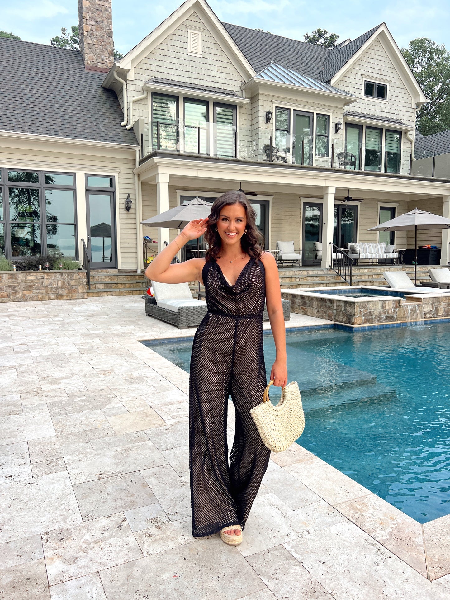 Guardala indossare la tuta