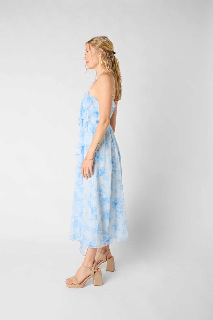 Abito midi con ambientazione idilliaca