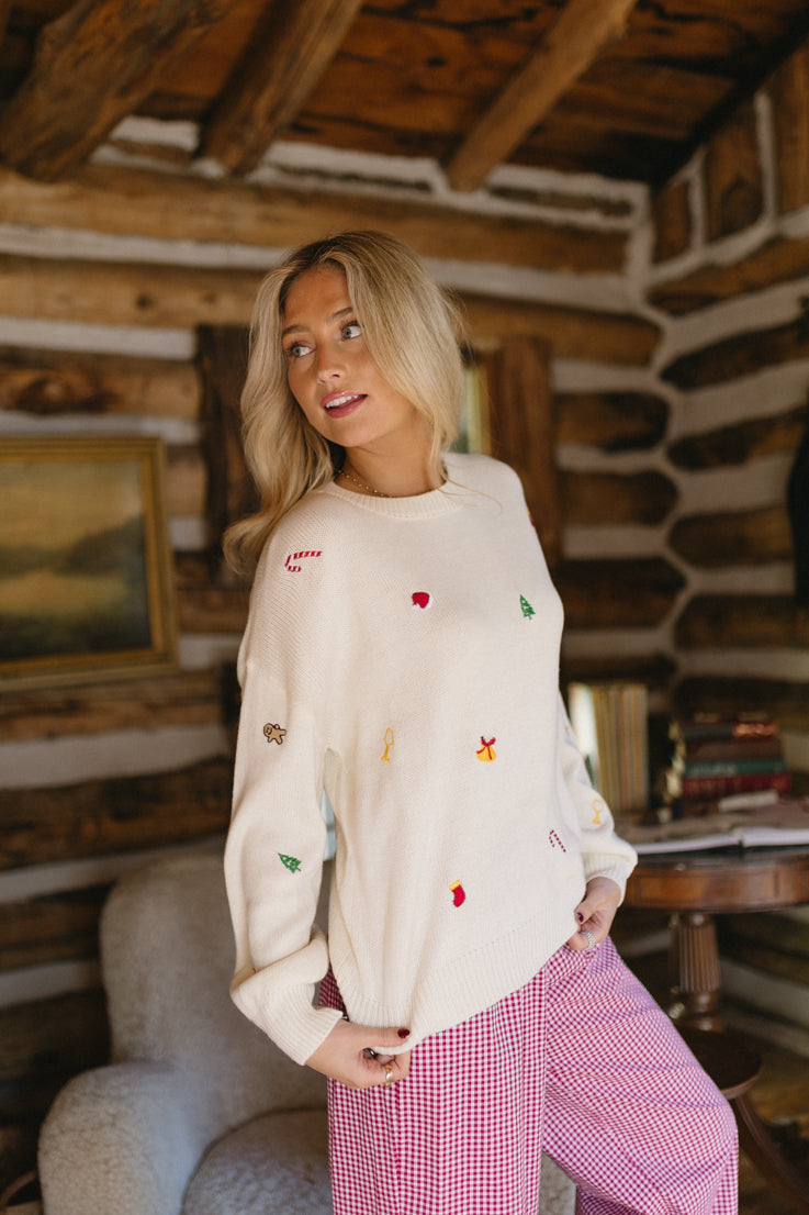 Maglione con ciondoli natalizi