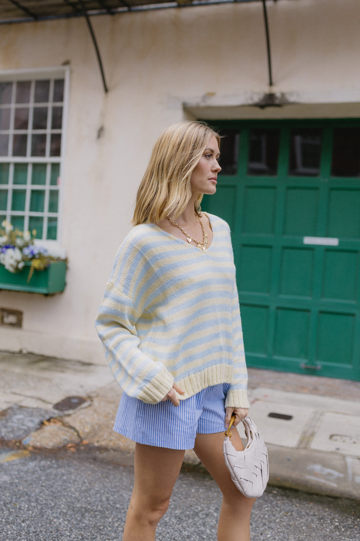 Guardando il maglione dell'alba