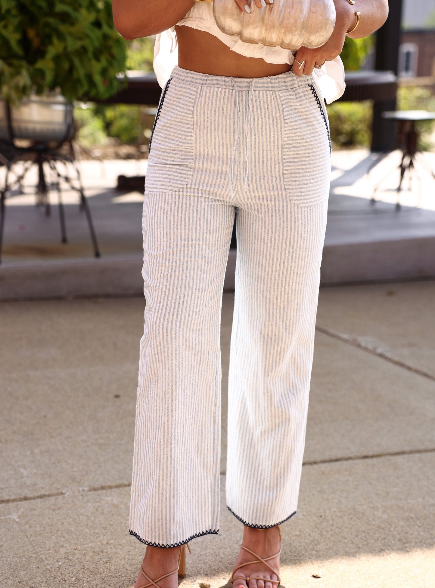 Pantaloni forti e chiari