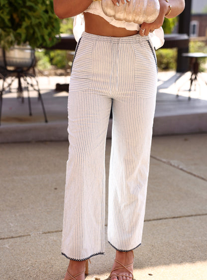 Pantaloni forti e chiari