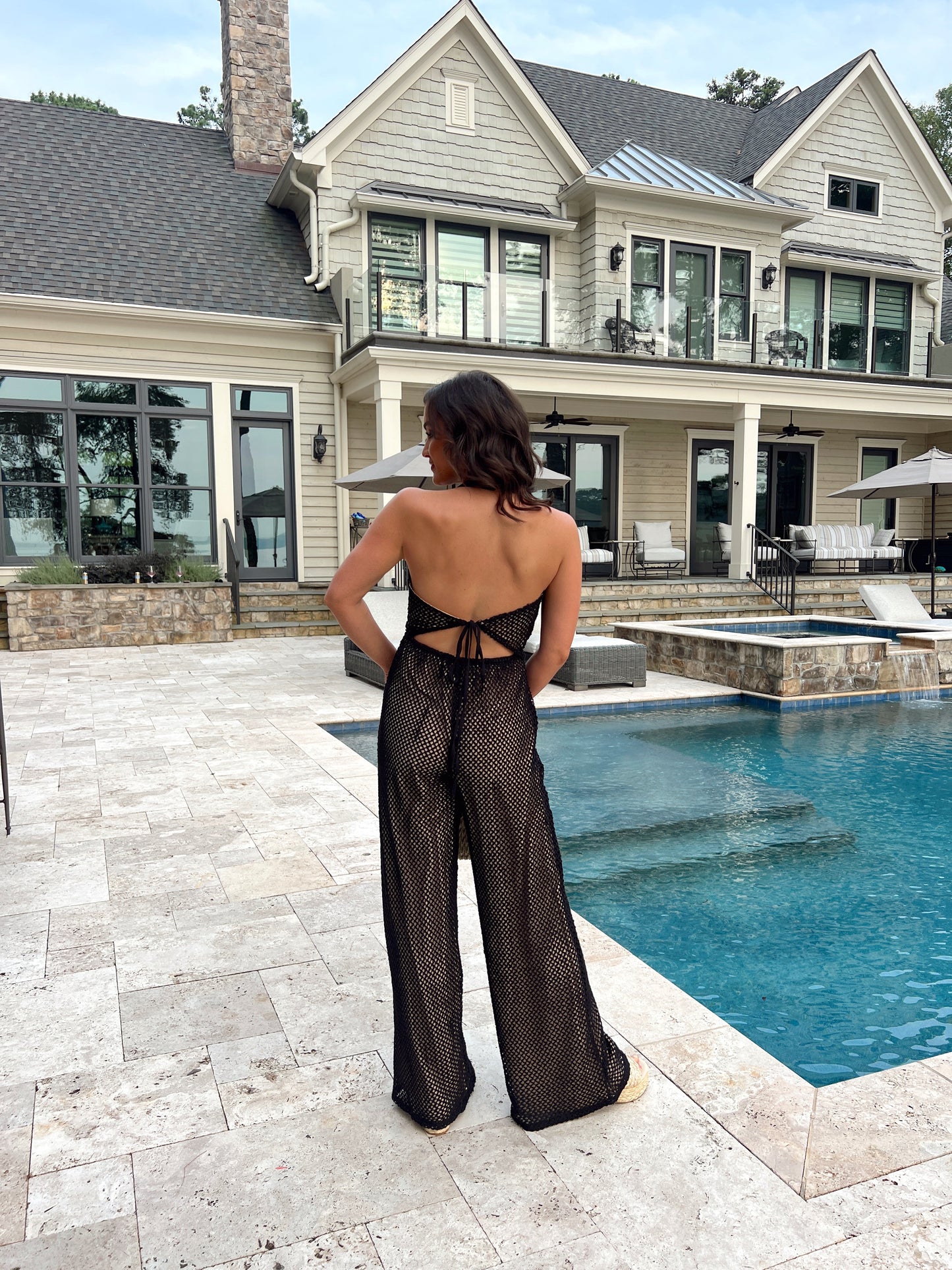 Guardala indossare la tuta