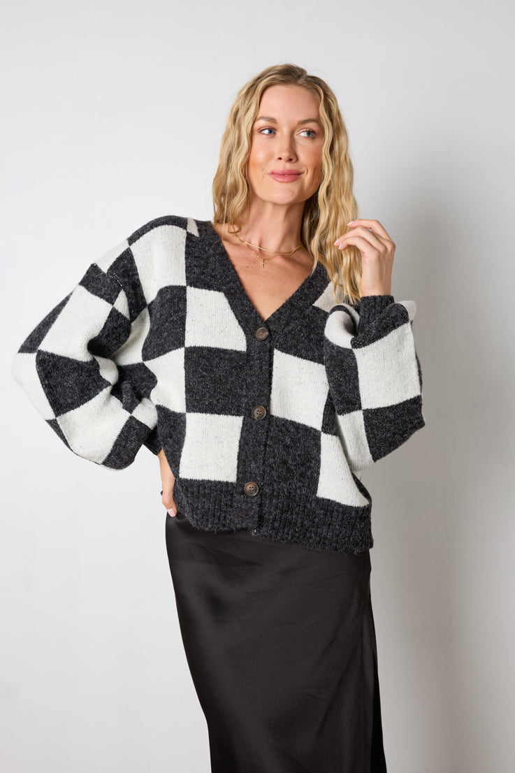 Dai un'occhiata al suo cardigan