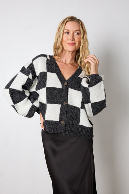 Dai un'occhiata al suo cardigan