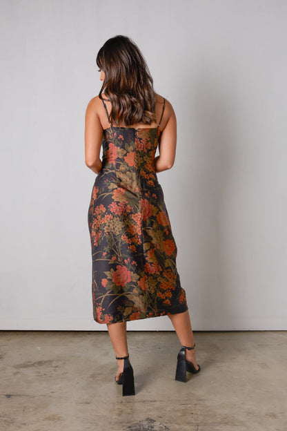 Abito con foglie fruscianti