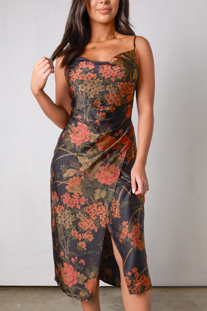 Abito con foglie fruscianti