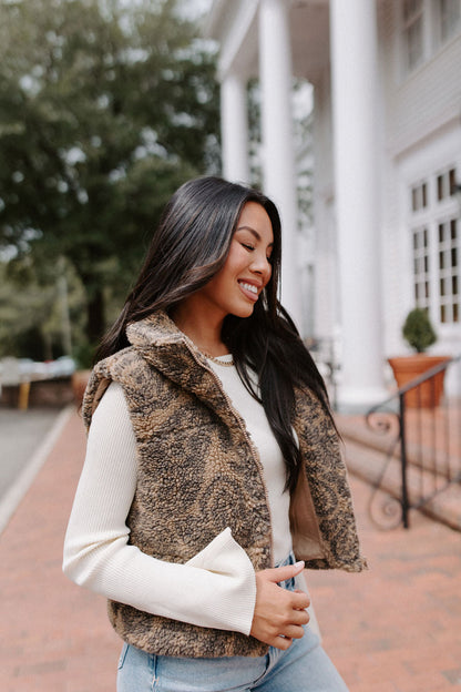 Gilet con foglie autunnali