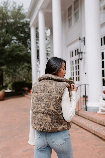 Gilet con foglie autunnali