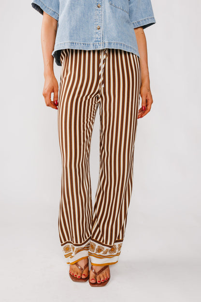 Pantaloni da appuntamento al bar