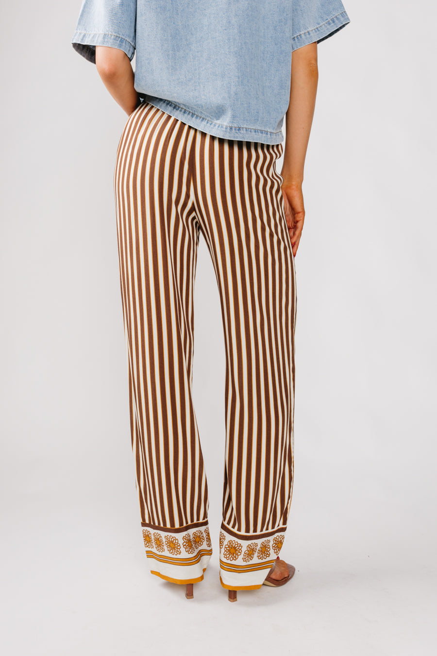 Pantaloni da appuntamento al bar