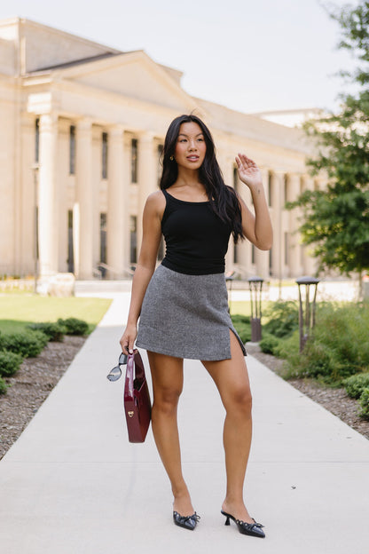 Gonna-pantalone tra i versi