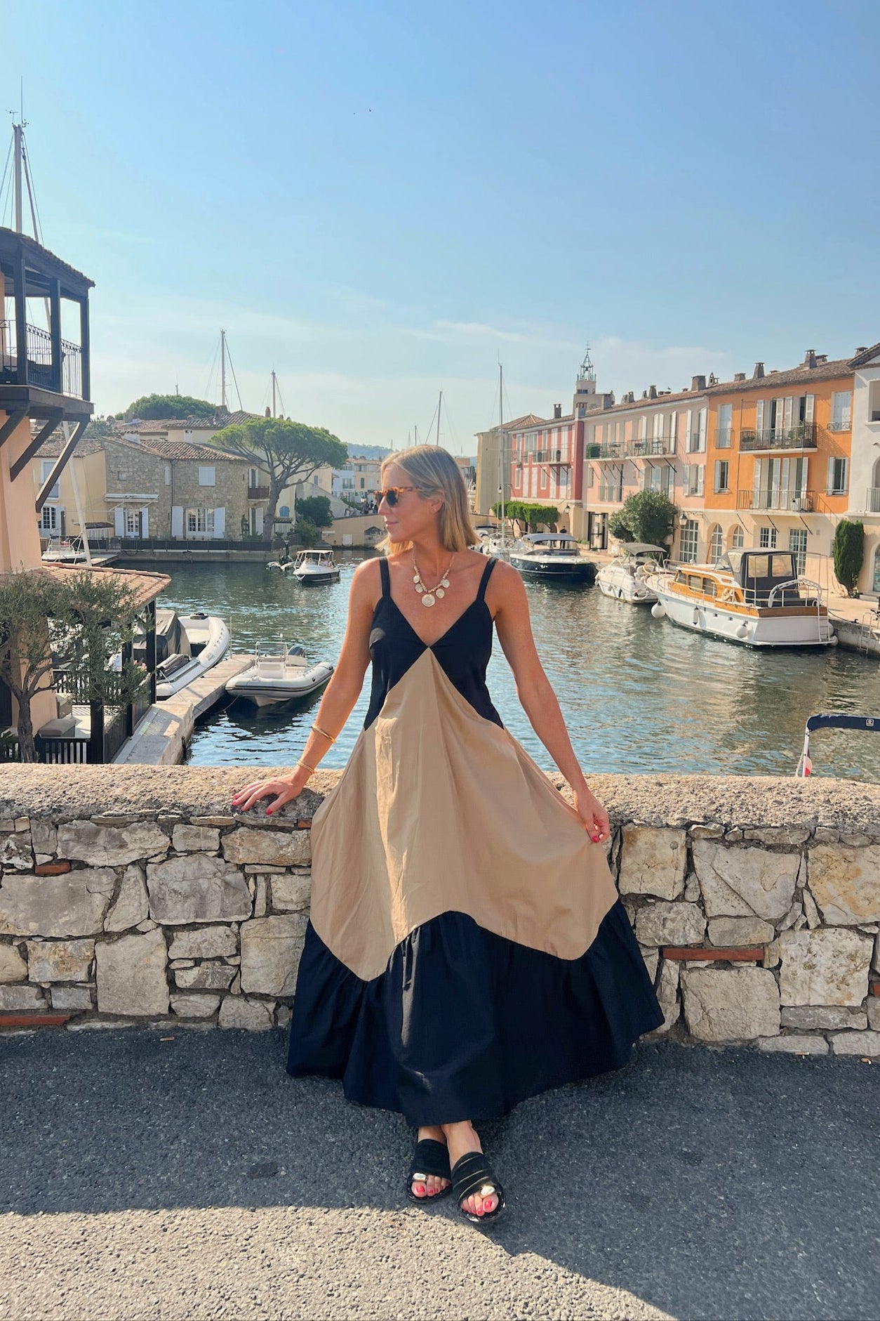 Abito dalle linee pulite