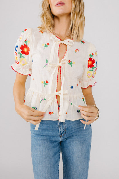 Lei è un top di fiori selvatici