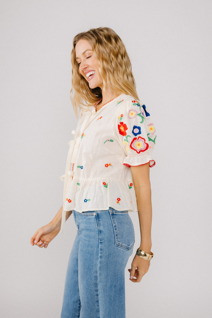 Lei è un top di fiori selvatici