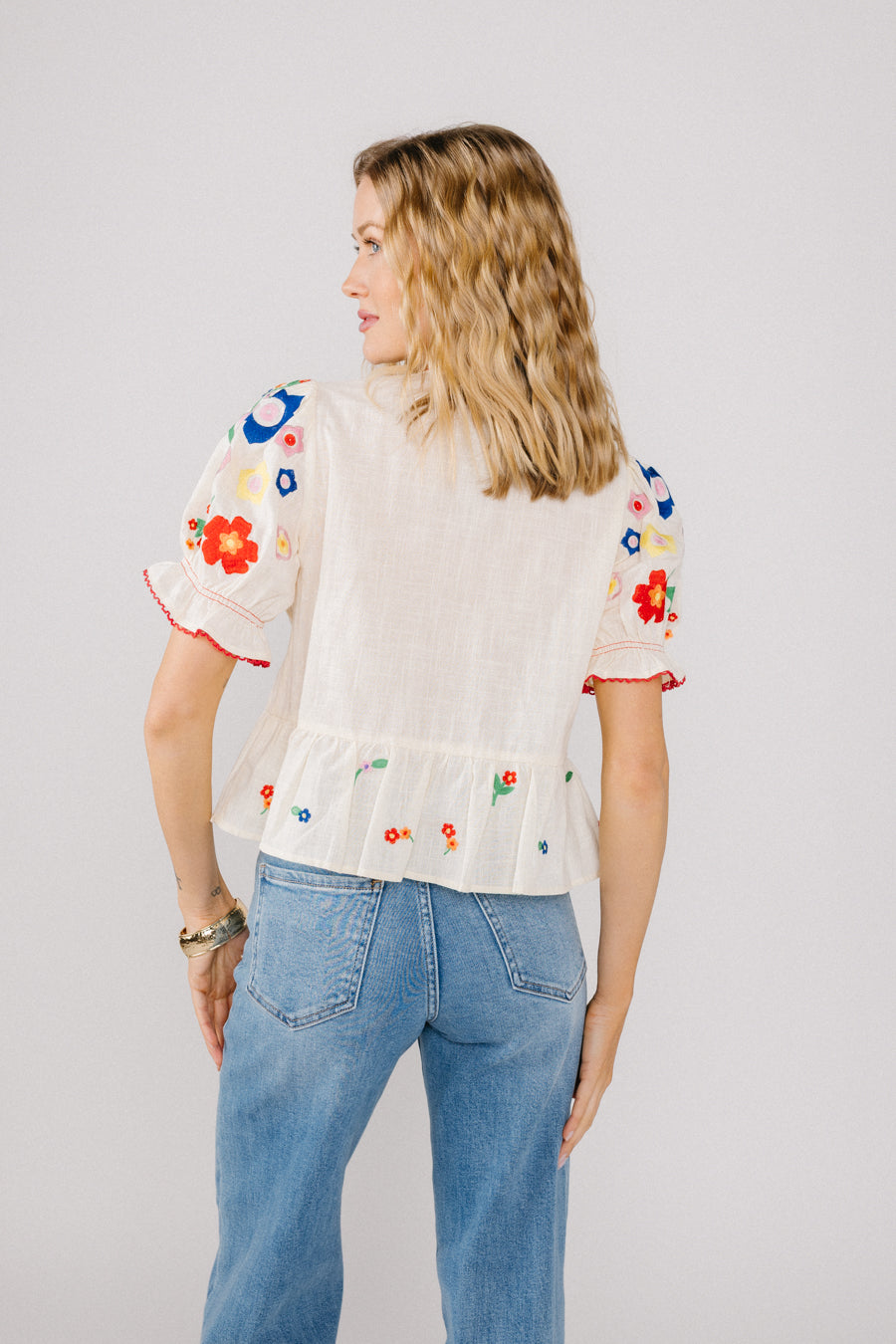 Lei è un top di fiori selvatici