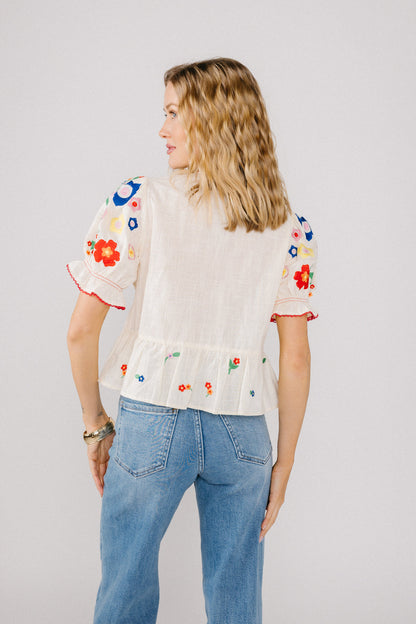 Lei è un top di fiori selvatici