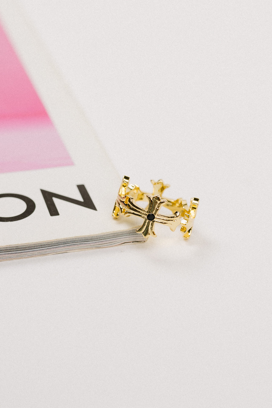 Anello regolabile con croce in oro