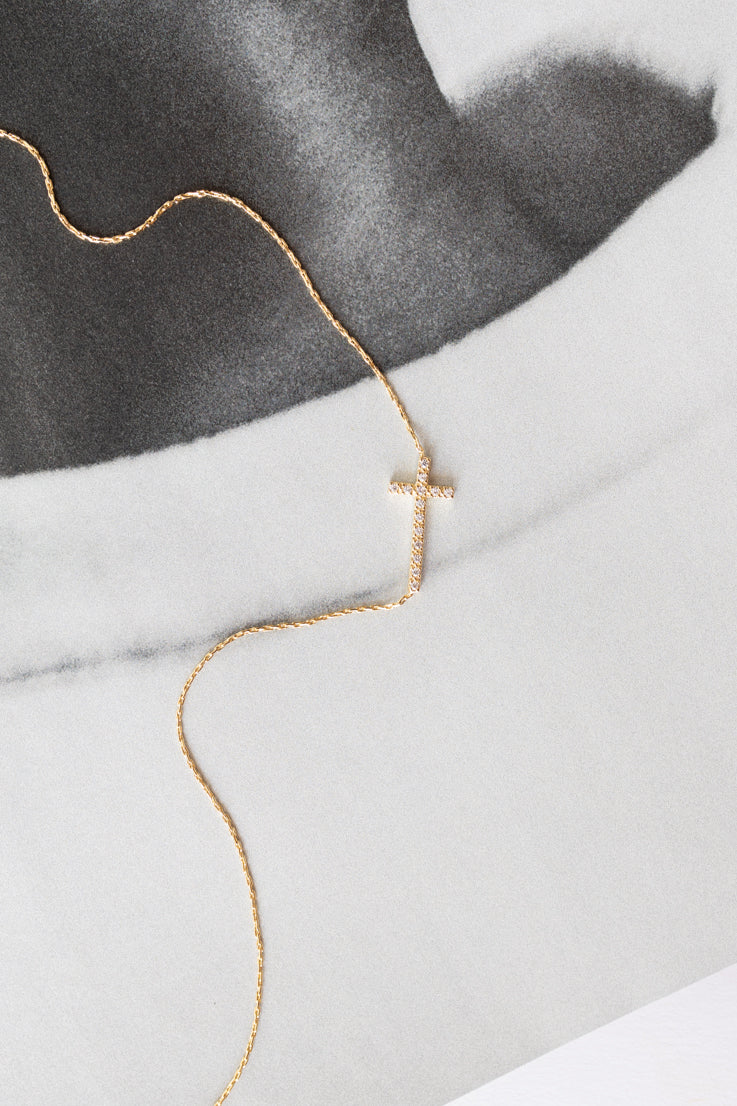 Collana con croce di aprile