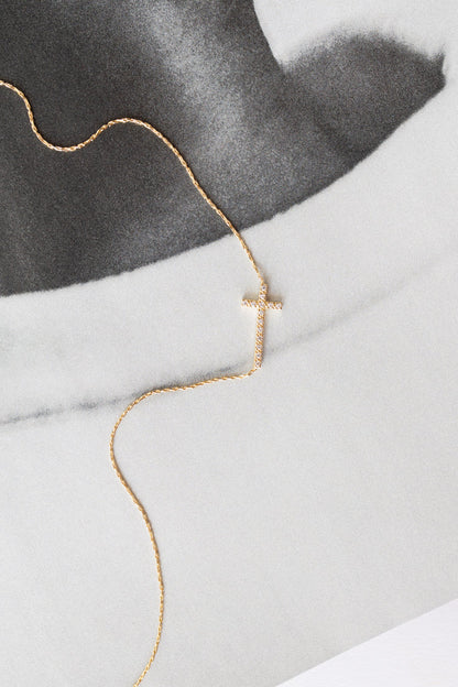 Collana con croce di aprile