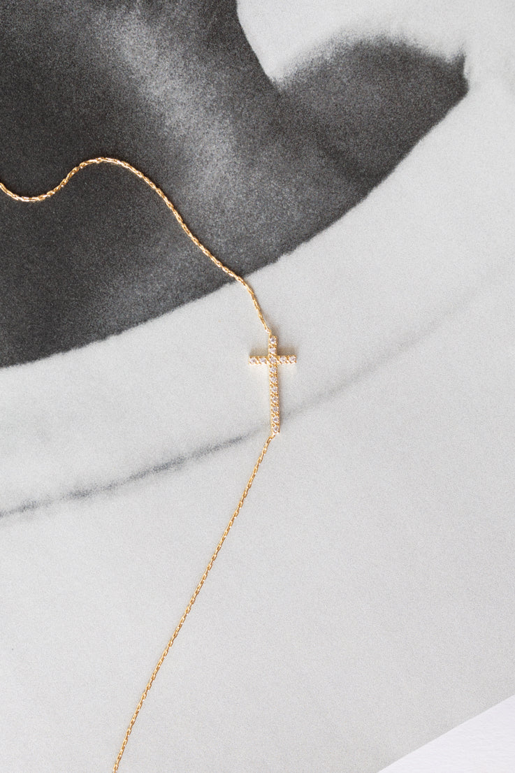 Collana con croce di aprile