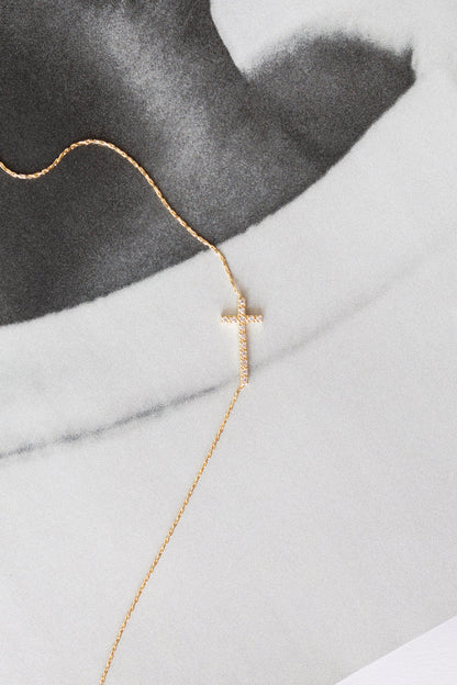 Collana con croce di aprile