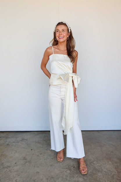 Le mani sono legate in alto