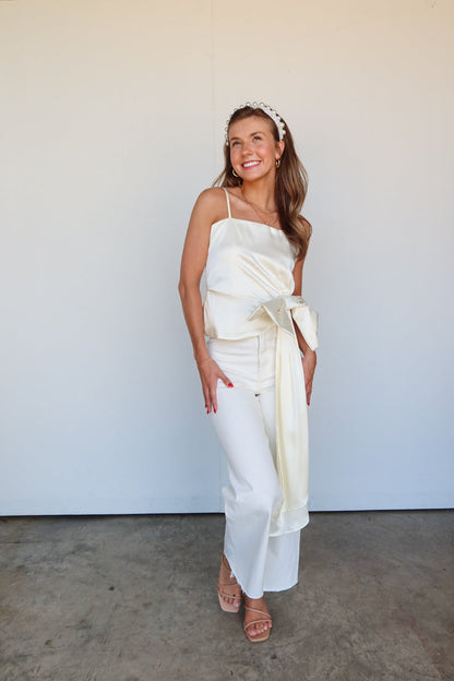 Le mani sono legate in alto