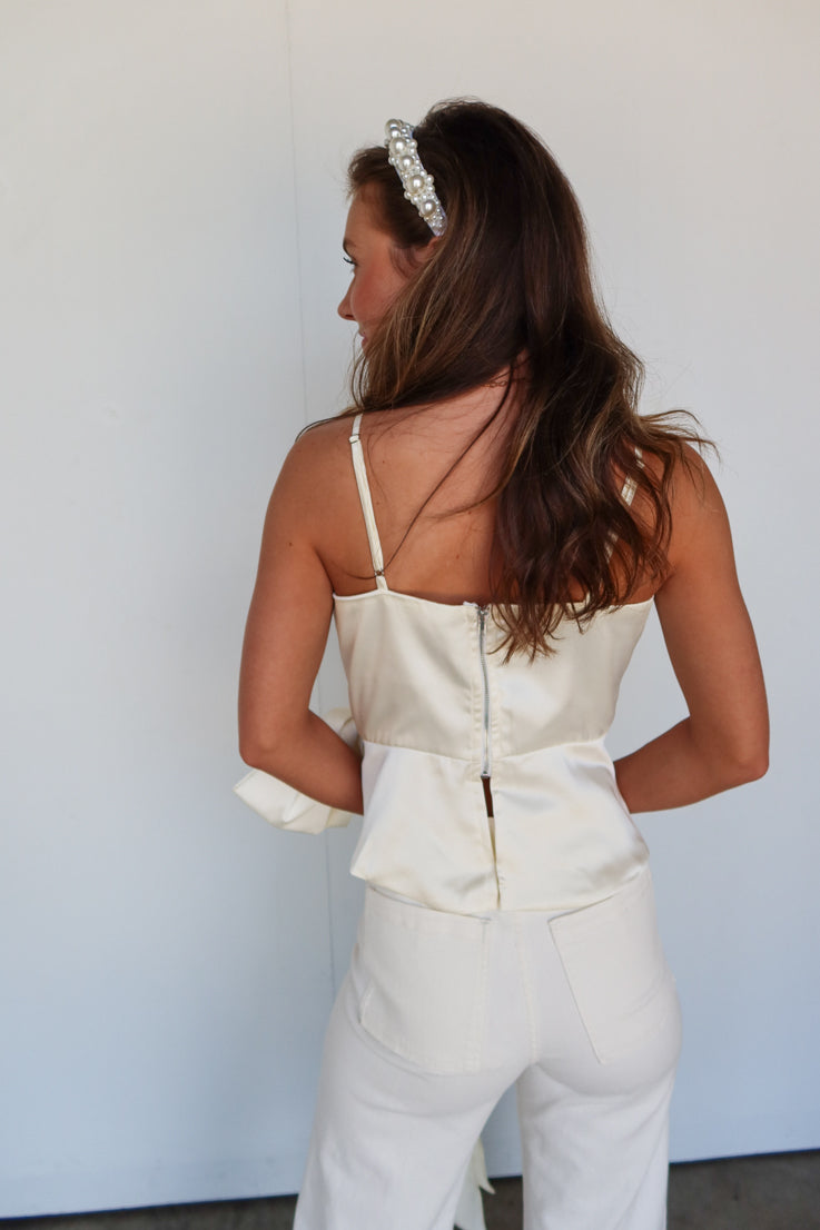 Le mani sono legate in alto