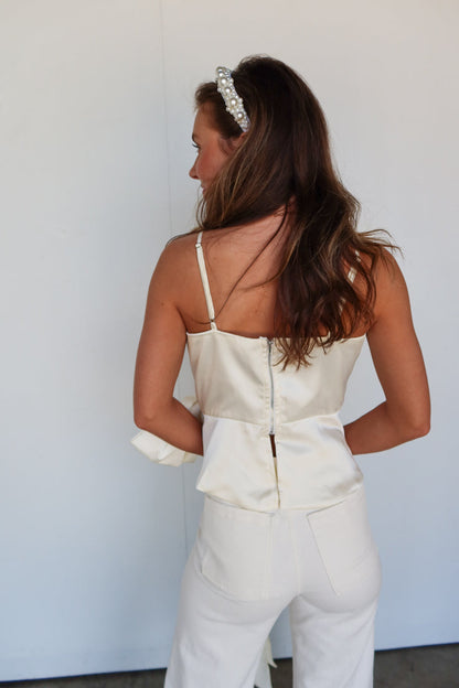 Le mani sono legate in alto