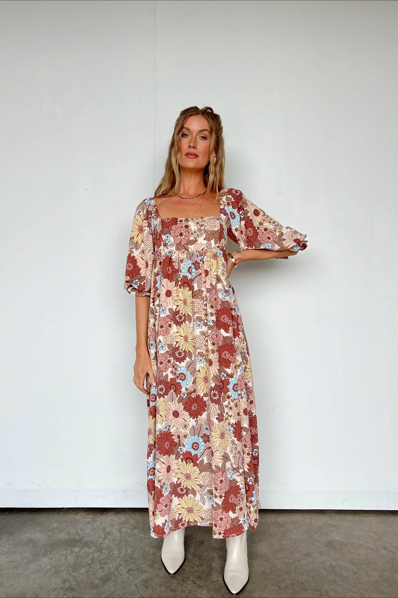 Abito lungo con margherite retrò