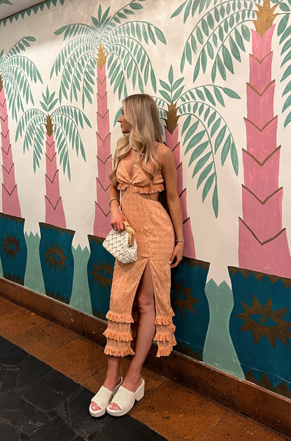 Abito midi color pesca della Georgia