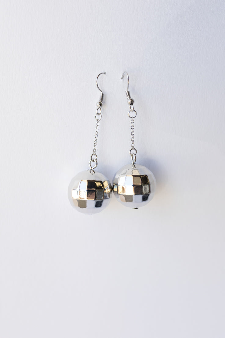 Orecchini pendenti a forma di palla da discoteca