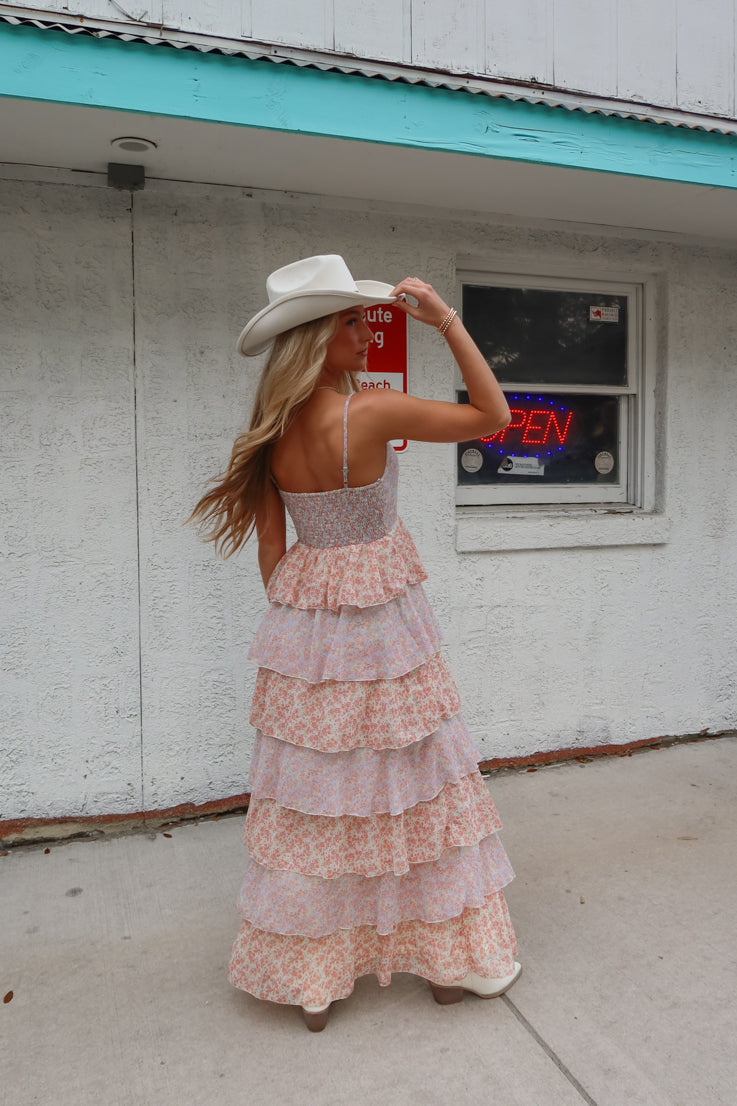 Abito lungo con fiori primaverili