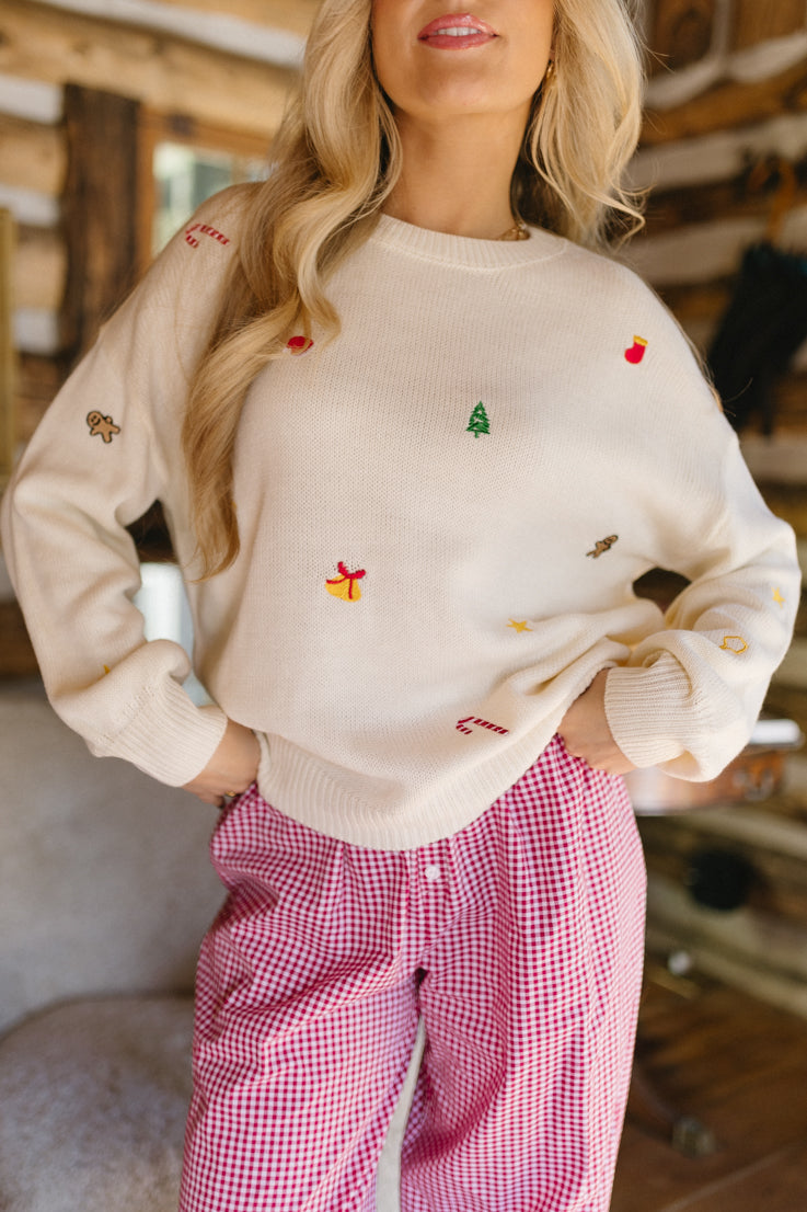 Maglione con ciondoli natalizi