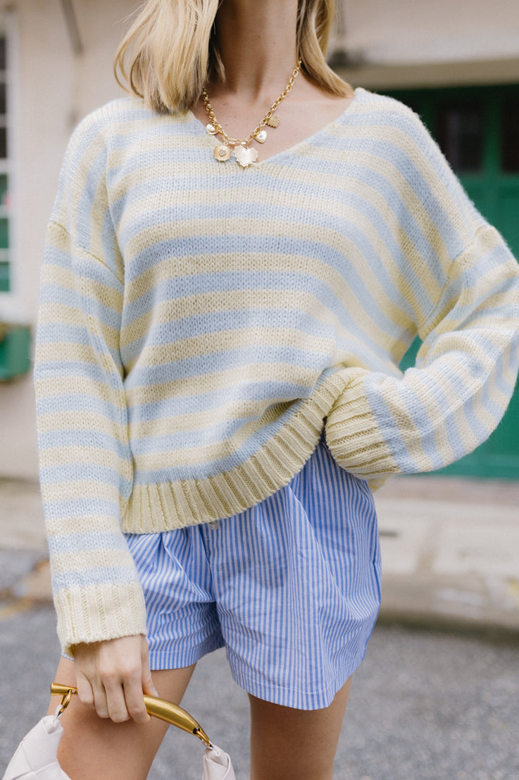 Guardando il maglione dell'alba