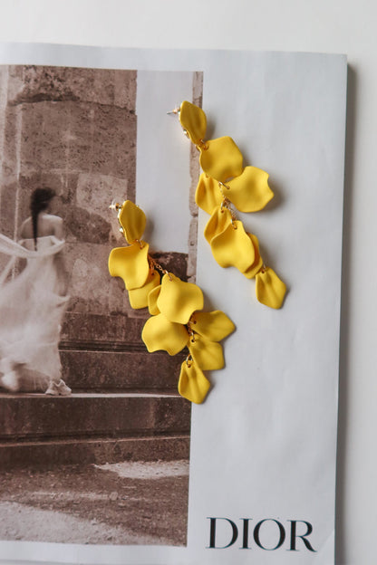 Orecchini con petali di rosa